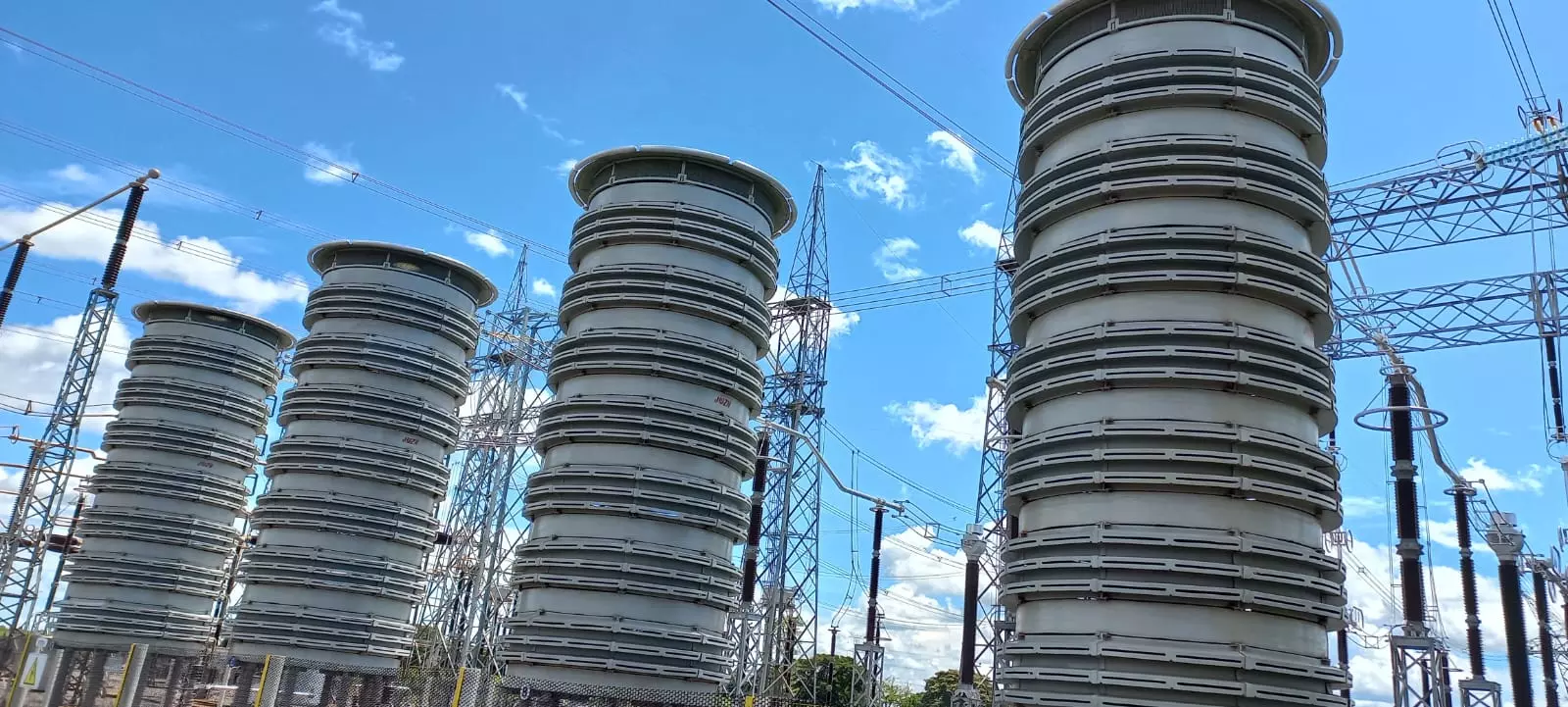 Análise do Campo elétrico e do campo magnético em reatores a seco para empresa State Grid em subestações de 500 kV no Estado de Goiás.