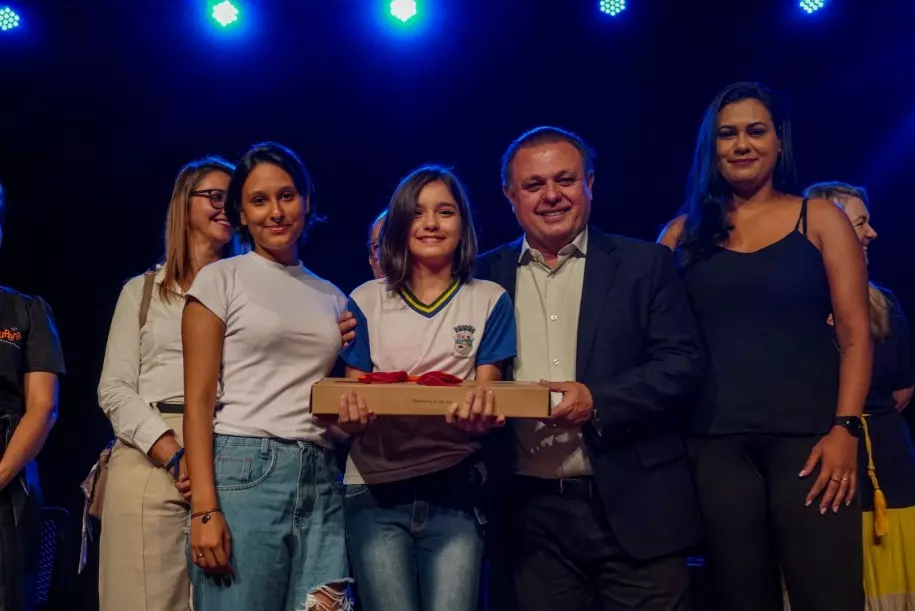 Estudantes de escolas municipais são premiados com notebooks em Primavera do Leste