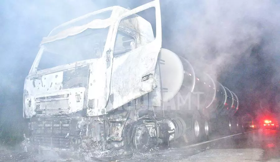 Caminhão-tanque pega fogo após pane elétrica - veja as imagens