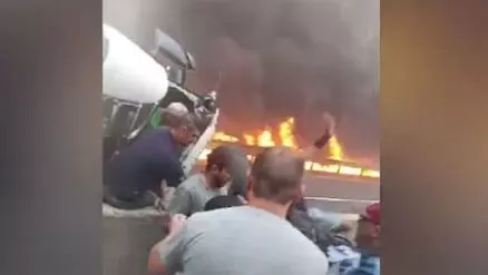 Homens se arriscam para resgatar motorista dentro de caminhão em chamas; veja imagens