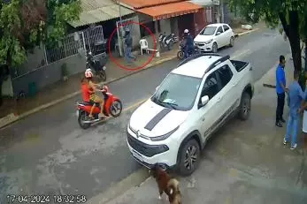 Homem é morto por dupla na área de casa em Cuiabá; vídeo