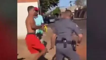 Homem desarmado tenta agredir PM e é baleado na perna ; veja o video