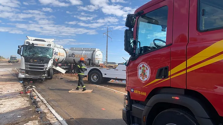 Fotos - Acidente no trevo das rodovias BR-070 e MT-130 entre carretas deixa feridos