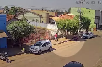 Tiroteio a luz do dia - Bandido atira 6 vezes em comerciante. - veja o video