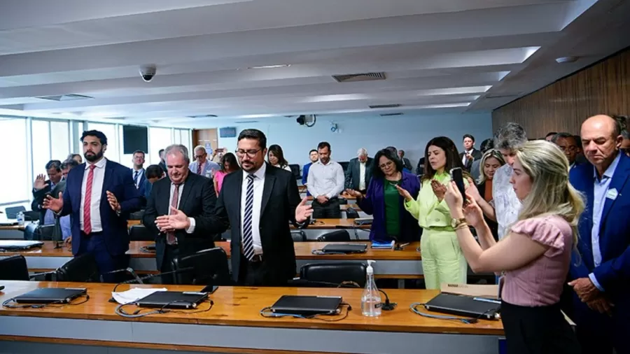 Liberação de cassinos racha aliança de evangélicos com o centrão