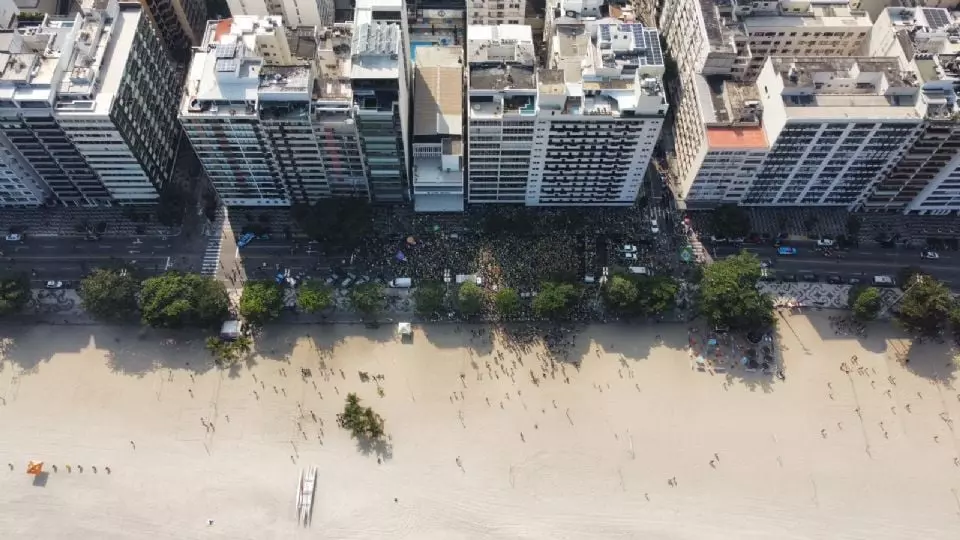 veja o video comício de Bolsonaro em Niterói é um fiasco  - bolsonaro reune cada vez menos pessoas -videos mostram pouca gente