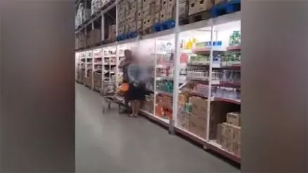 Homem faz mulher de refém dentro de supermercado ; veja o video