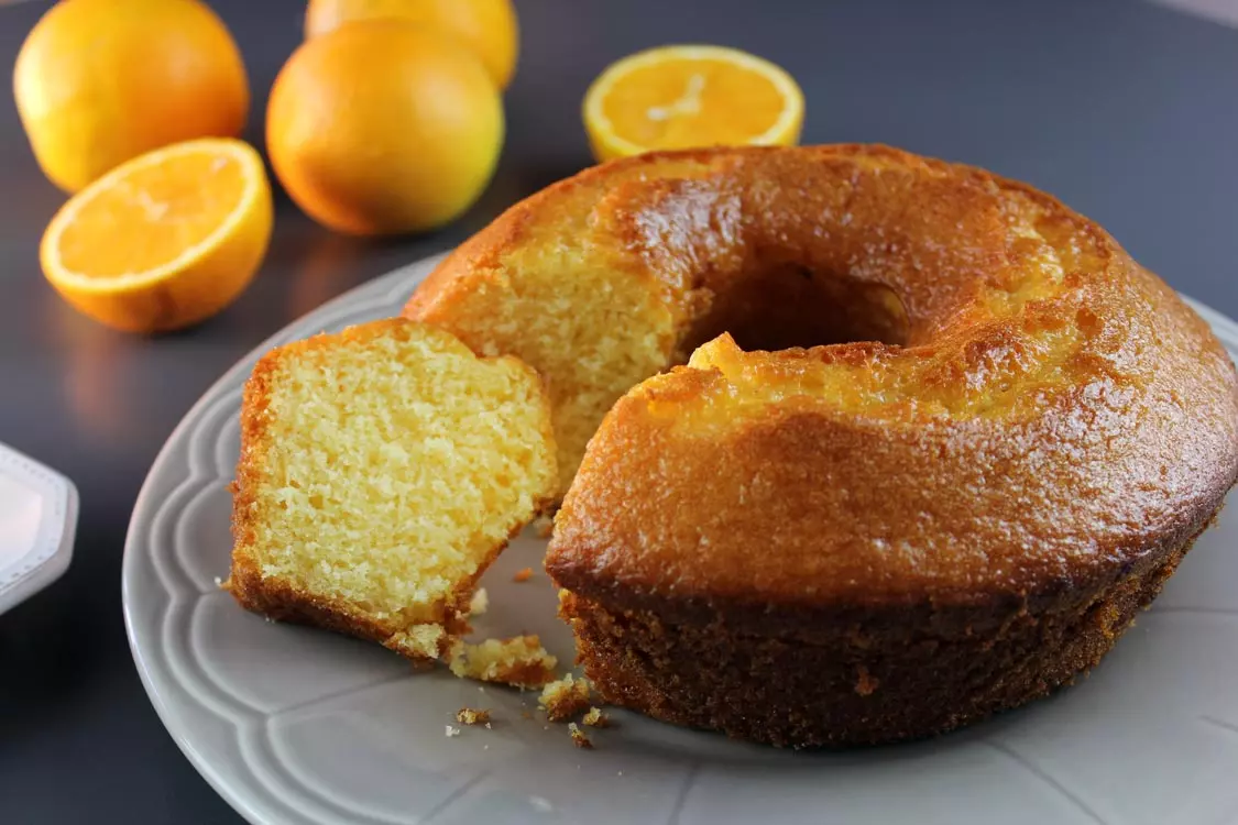 Veja o passo a passo de um bolo fofinho com calda de laranja