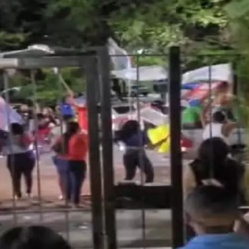 Homem cai de caminhonete após ter bandeira puxada durante carreata política em Juazeiro