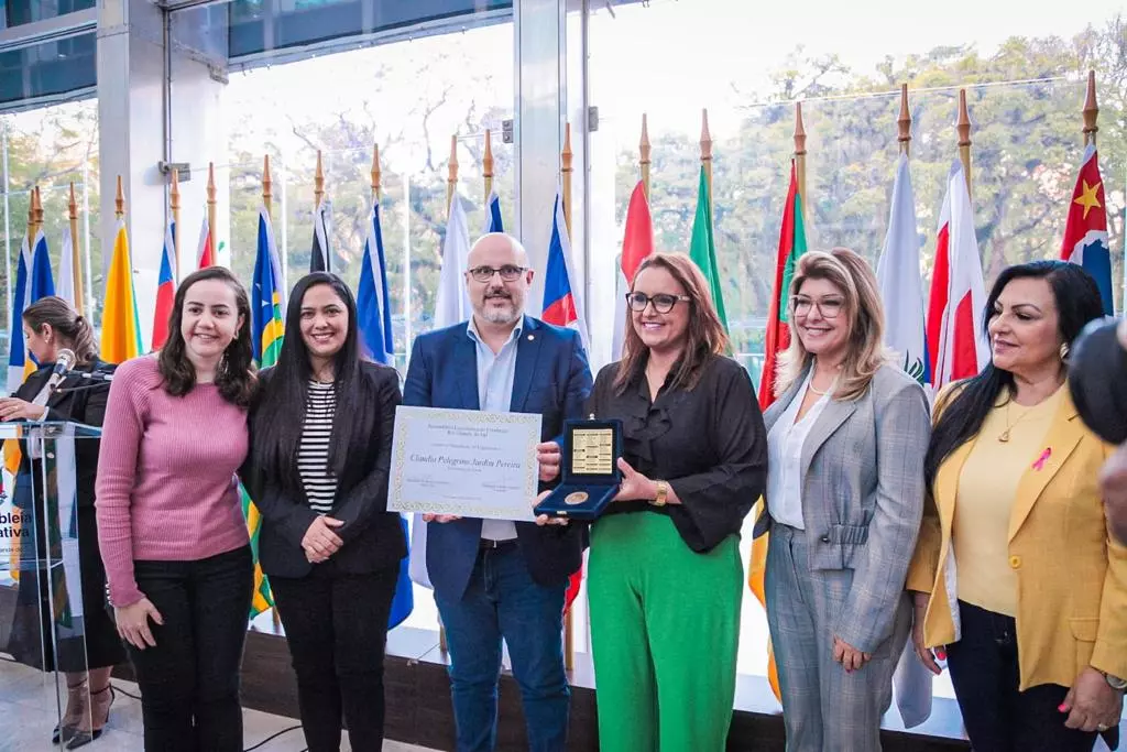 Em cerimônia especial, Medalha da Legislatura é entregue à vice-prefeita de Guaíba Claudinha Jardim (PL)