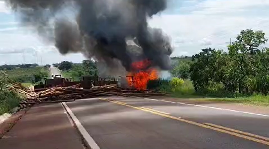 Acidente grave no KM 23, da BR-262 deixa um morto e caminhão em chamas entre Três Lagoas e Água Clara