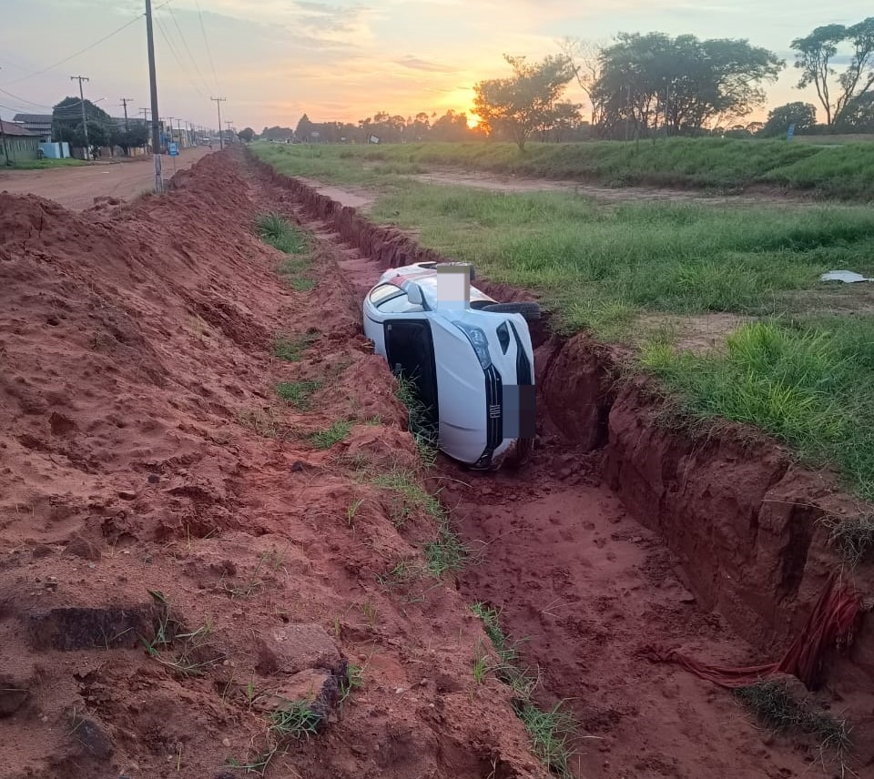 Motorista perde o controle e cai em vala na BR-262 na entrada de Ribas do Rio Pardo