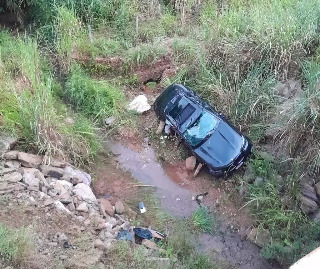 Moradora da Capital morre após BMW aquaplanar e cair em córrego