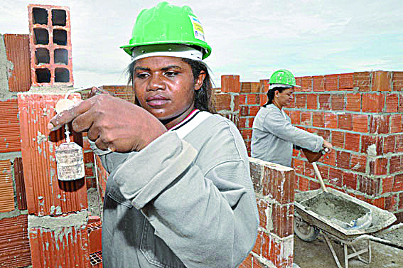 Dia da igualdade salarial: abismo entre homens e mulheres favorece a exploração capitalista