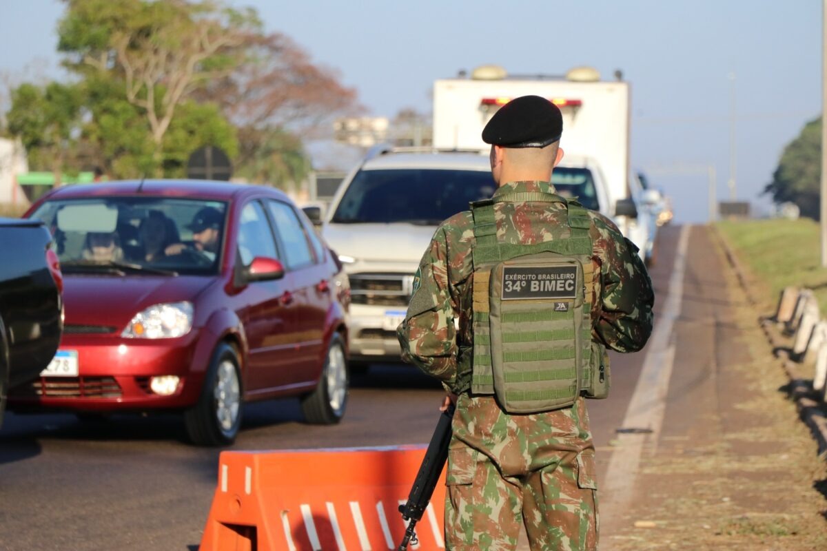 Forças Armadas Brasileiras, busca do inimigo interno, gendarmes na região e adaptação da doutrina de segurança nacional ao século XXI