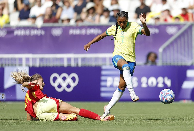 Brasil vê Marta ser expulsa, perde para a Espanha e depende de outros resultados para se classificar