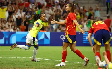 Brasil derrota Espanha e garante lugar na final do futebol feminino