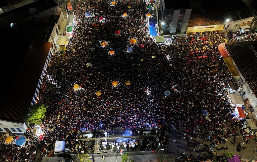 Uma grandiosa festa da democracia comemorou a vitória de Otoniel e Túlio na Praça Landulfo Alves, em Barreiras