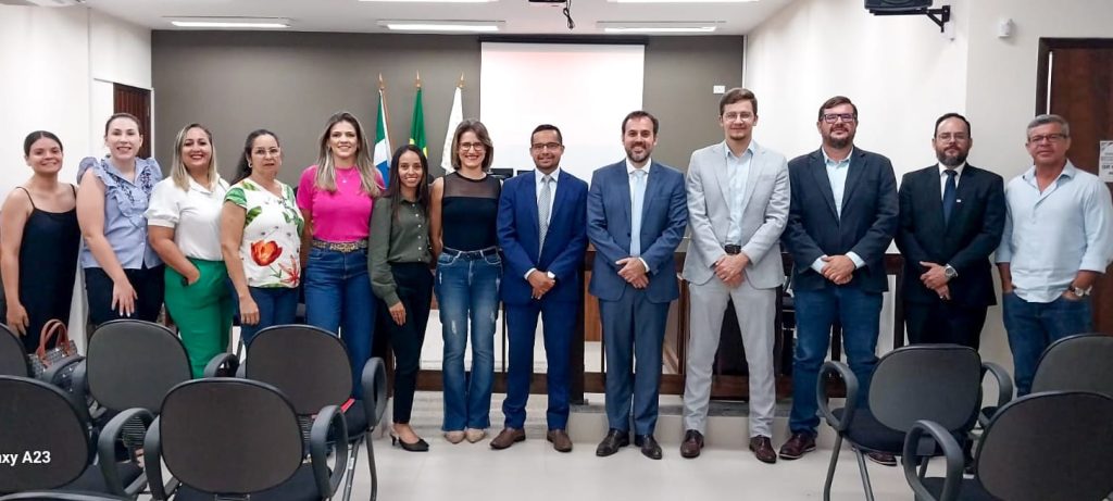 Professor Luiz Henrique Volpe Camargo ministra palestra em Ribas do Rio Pardo