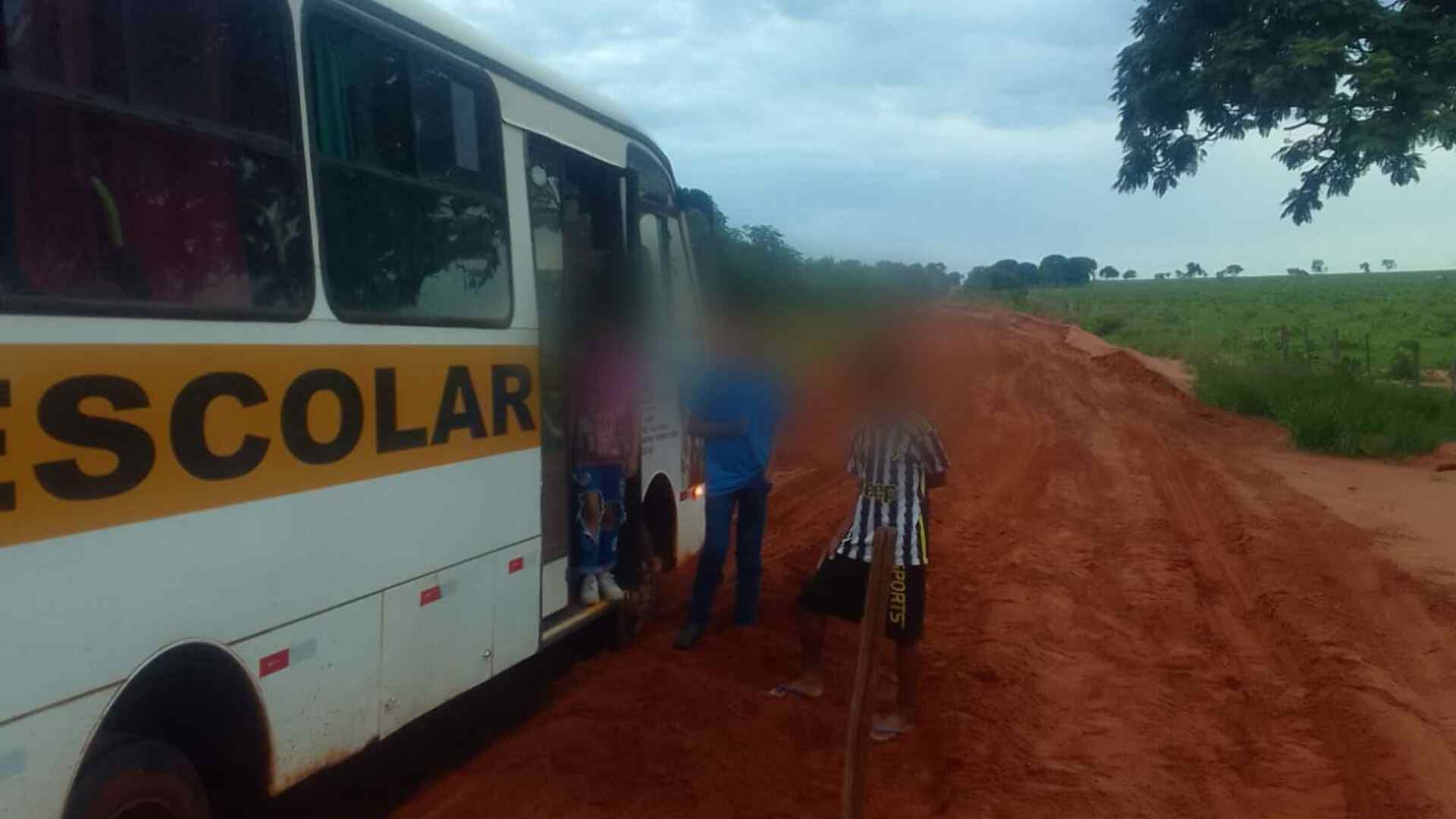 Ônibus atola e alunos da zona rural ficam sem ir à escola em Ribas do Rio Pardo