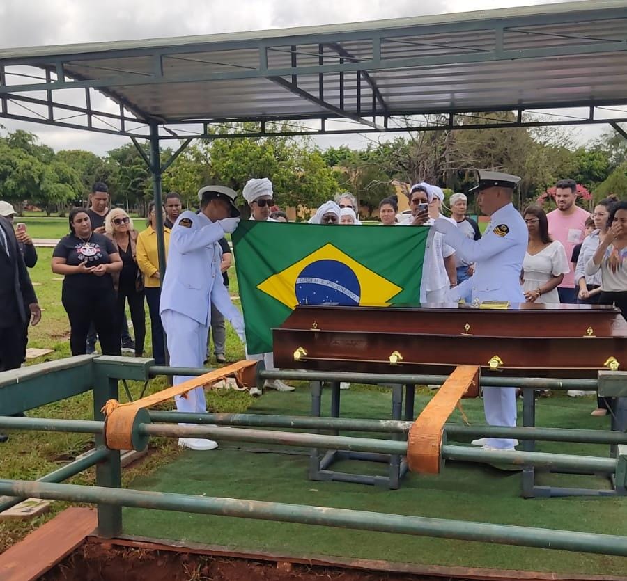 Marinha do Brasil faz homenagem póstuma no  sepultamento do Fuzileiro Naval Osório Xavier