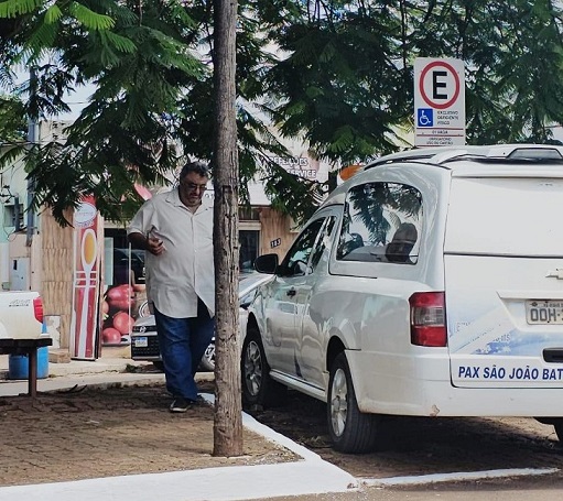 Flagrante: vídeo mostra vereador desrespeitando vaga de deficientes em Ribas do Rio Pardo