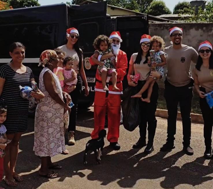 Policiais distribuem presentes de natal para crianças em Ribas do Rio Pardo