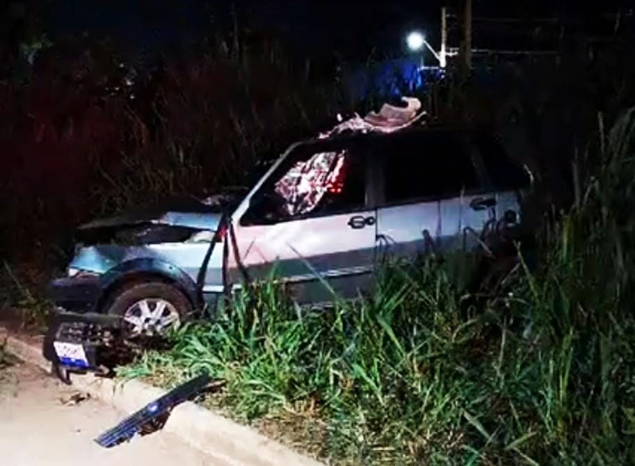 Colisão entre carro e carreta deixa 2 mortos em Ribas do Rio Pardo