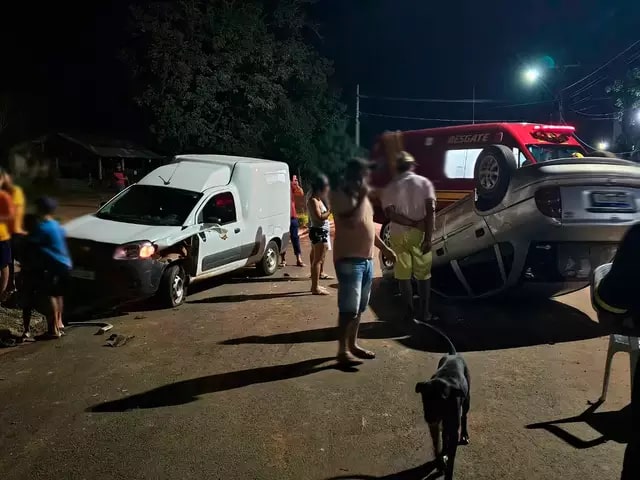 Motorista sem CNH bate em carro estacionado, capota e grávida acaba ferida em Ribas do Rio Pardo