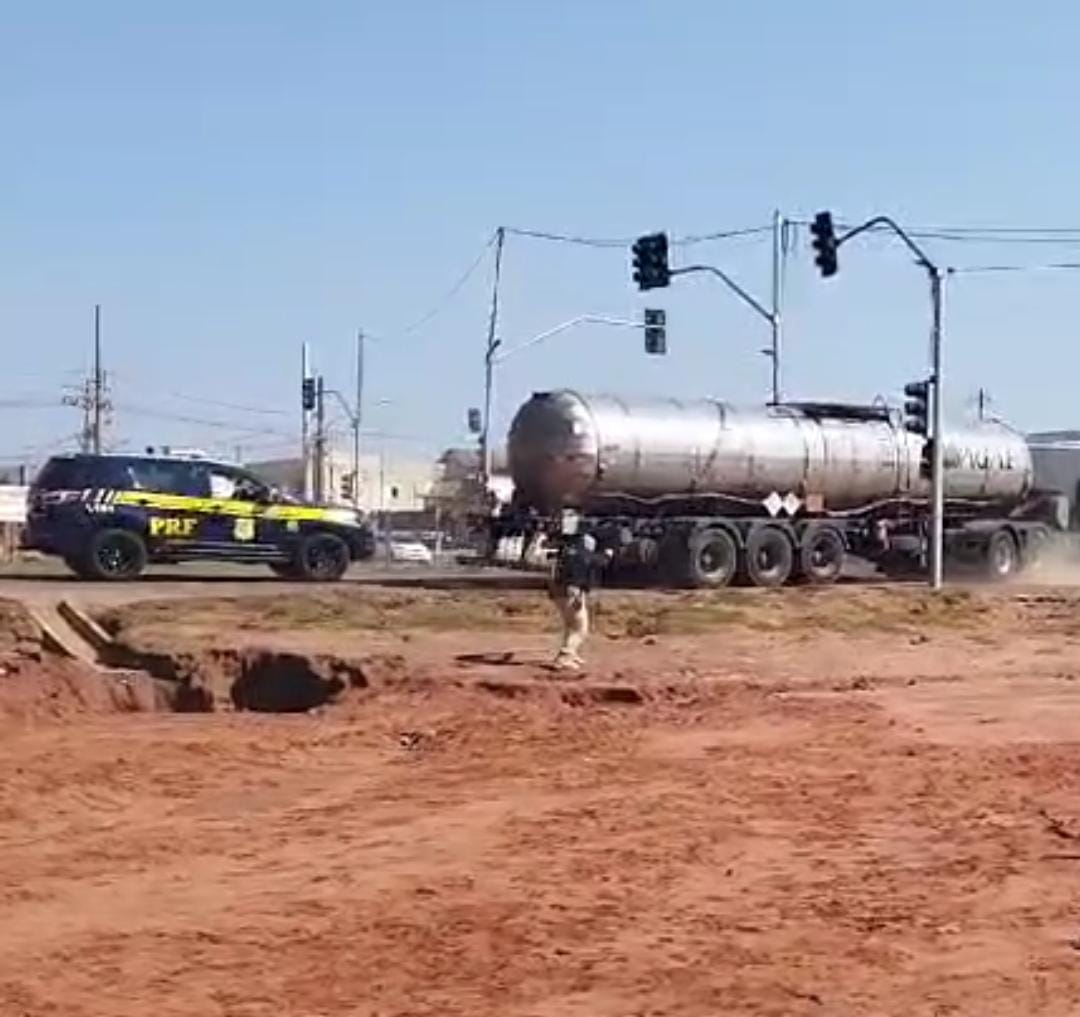 Motorista de caminhão tanque é preso bêbado na BR-262 em Ribas do Rio Pardo