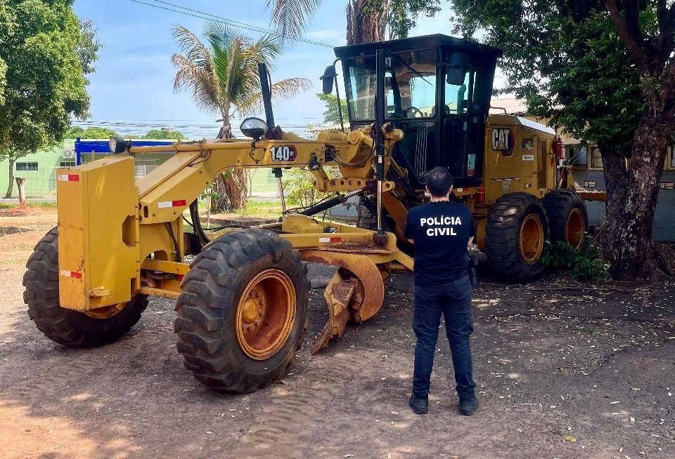 Polícia Civil recupera motoniveladora furtada em Ribas do Rio Pardo