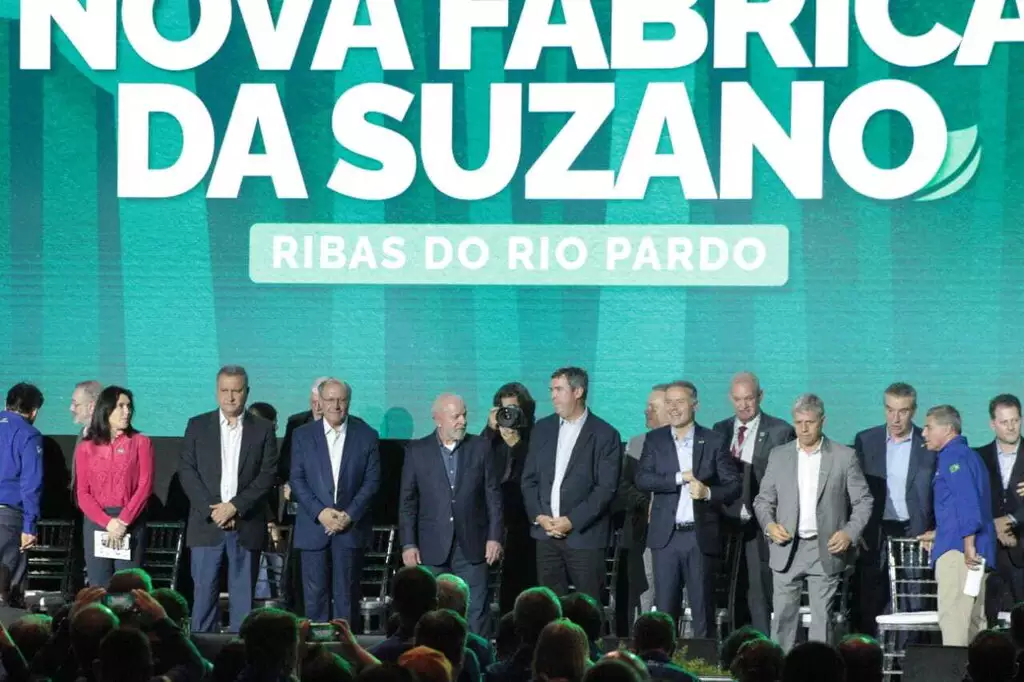 Após visitar fábrica, Lula participa da inauguração da Suzano