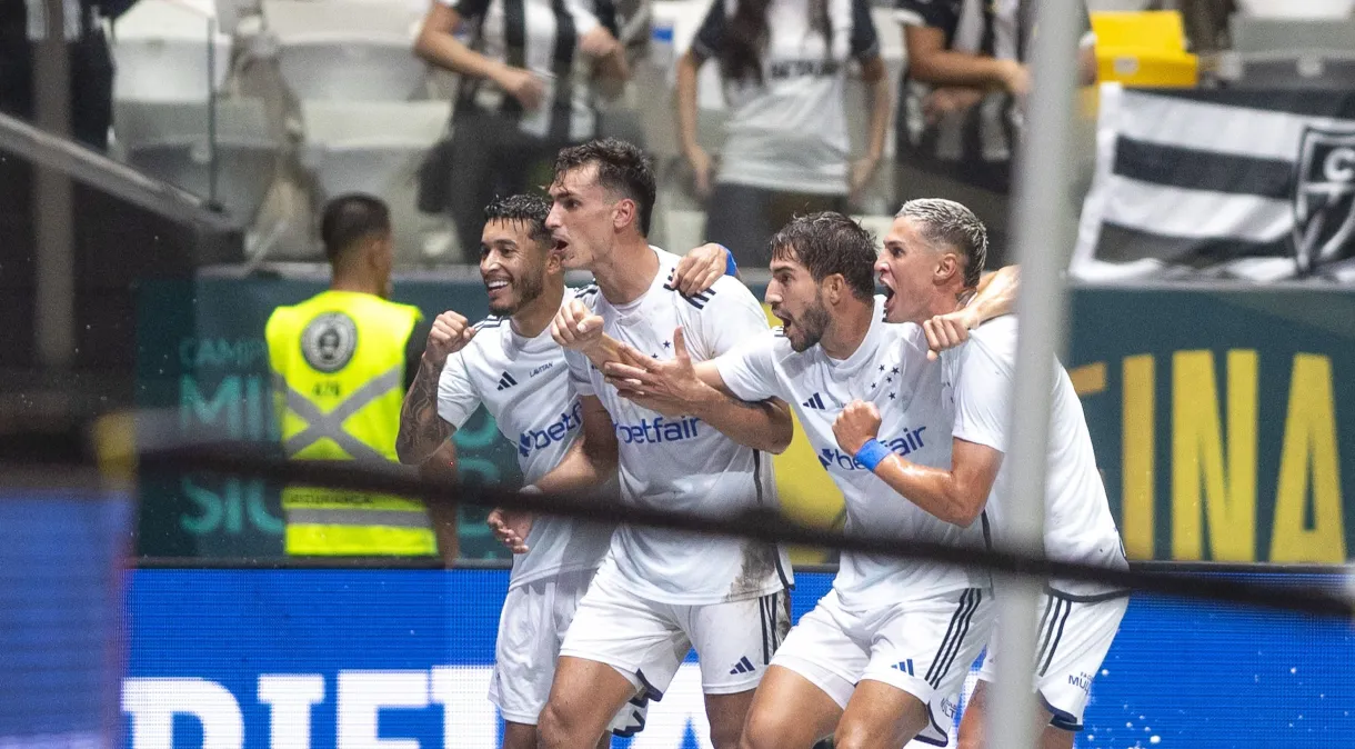 Cruzeiro empata no fim e segue invicto contra o Atlético-MG na Arena MRV