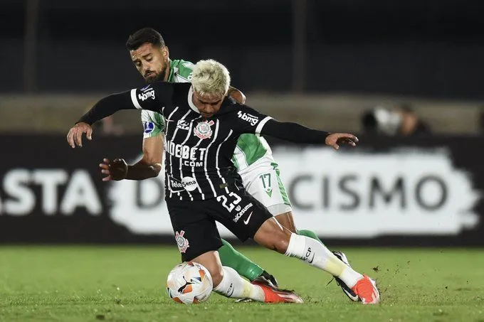 Corinthians deixa escapar vitória no fim em estreia na Sul-Americana