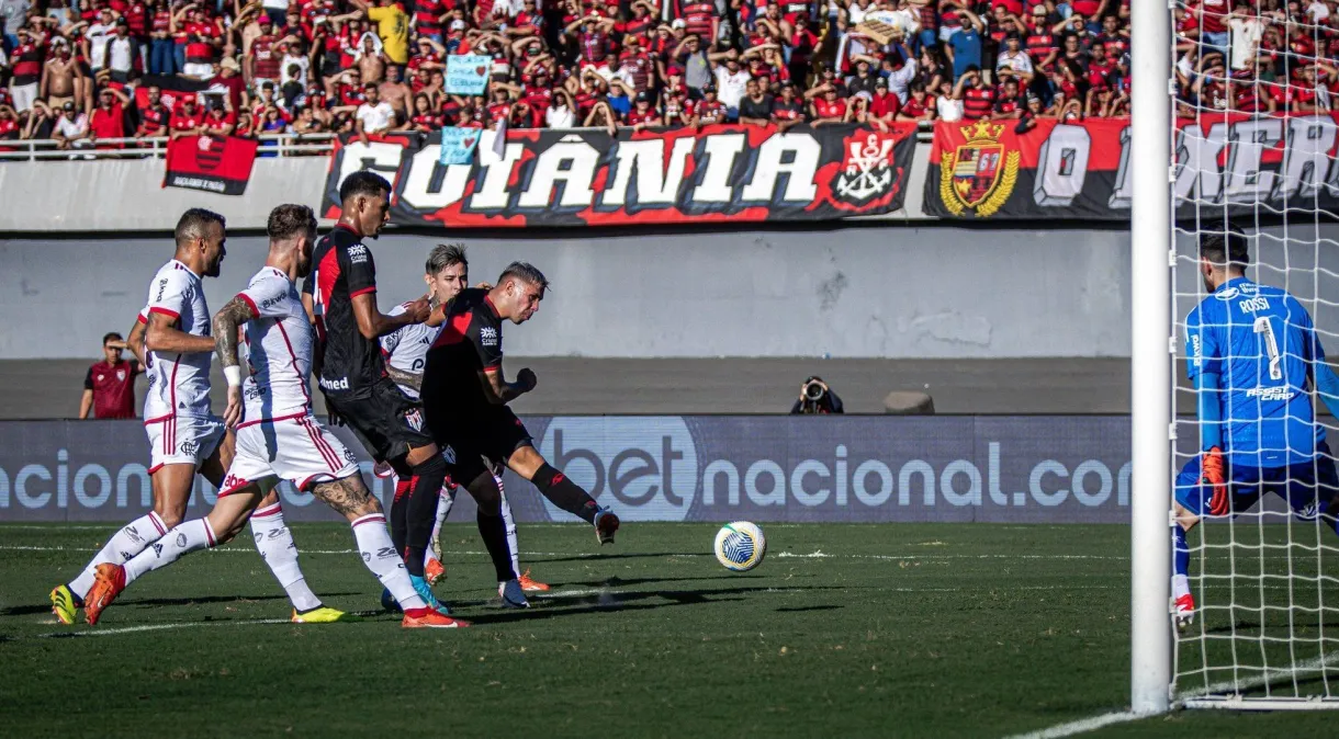 Flamengo vence o Atlético-GO com gol no fim em gramado ruim do Serra Dourada