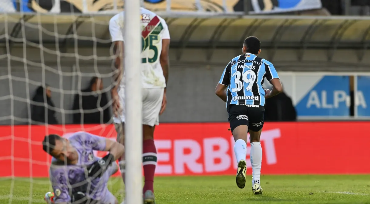 Grêmio vence e afunda Fluminense na lanterna do Campeonato Brasileiro