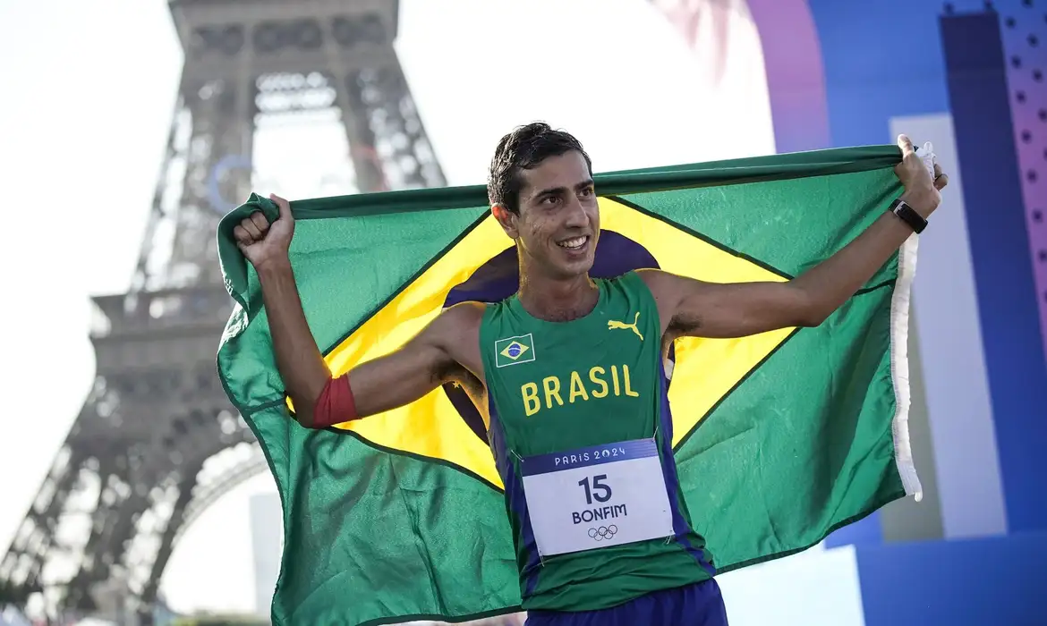 Caio Bonfim ganha medalha de prata na marcha atlética em Paris