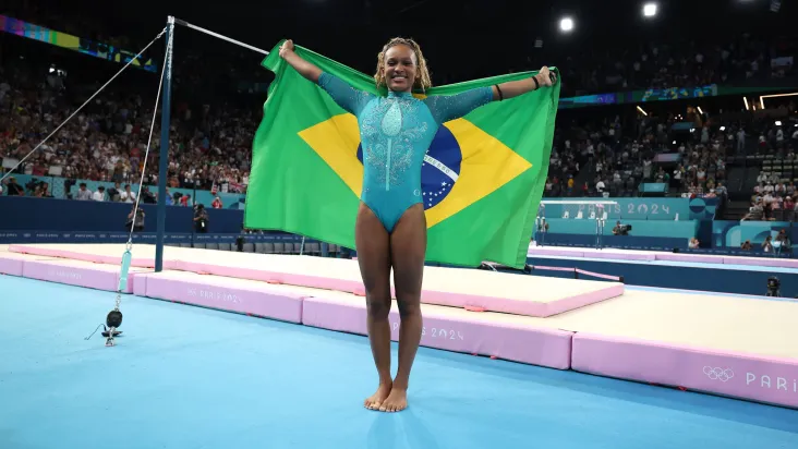 Rebeca Andrade conquista ouro no solo e se torna maior medalhista do Brasil em Olimpíadas