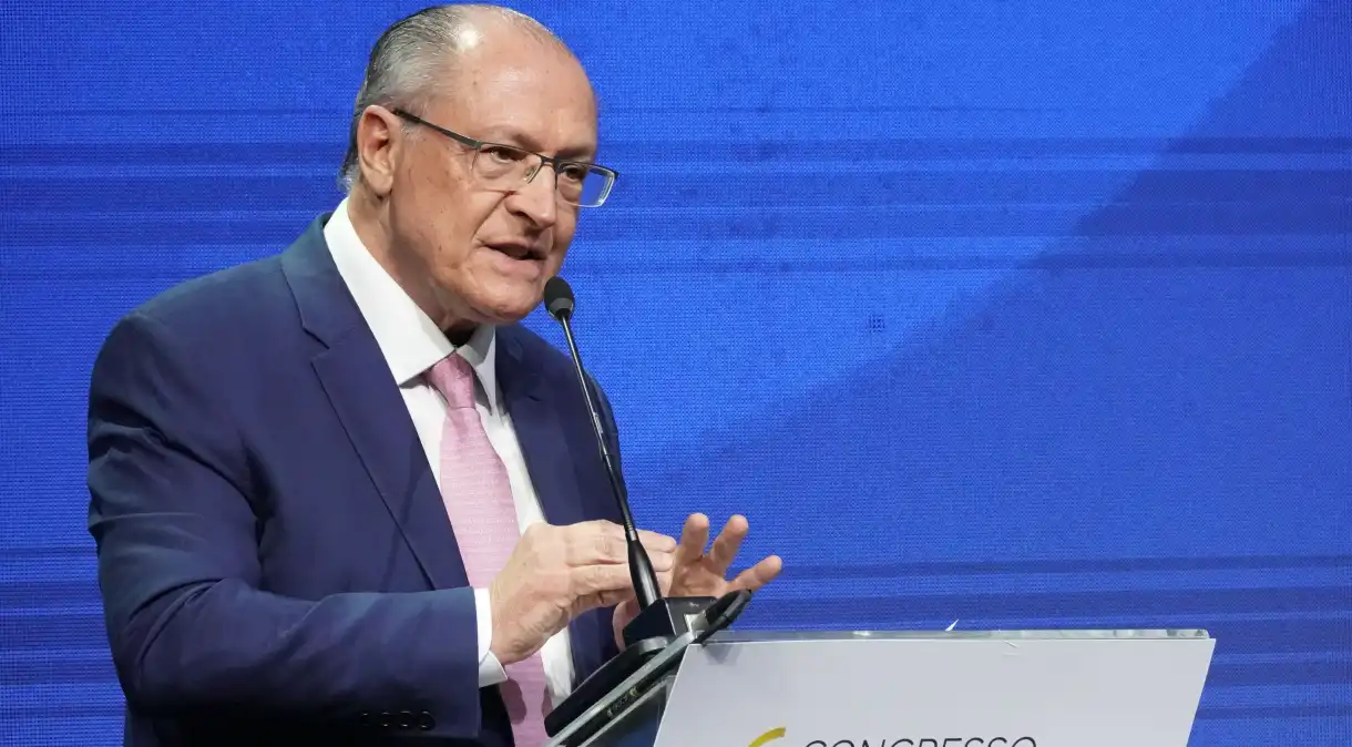 Governo vai cumprir arcabouço fiscal cortando despesas para reduzir juros, diz Alckmin