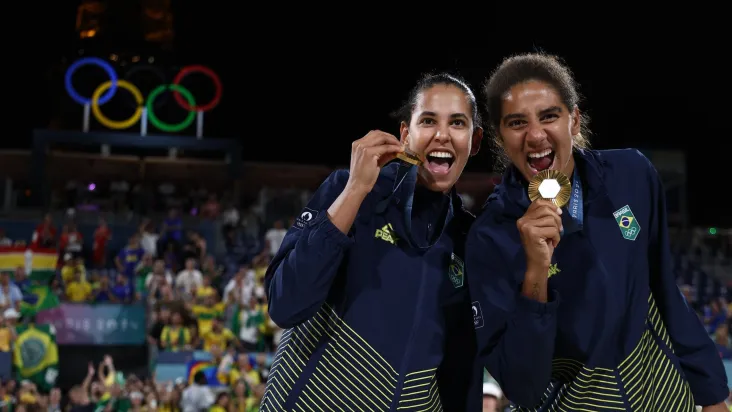 Brasil é ouro no vôlei de praia: Ana Patrícia e Duda vencem canadenses em Paris