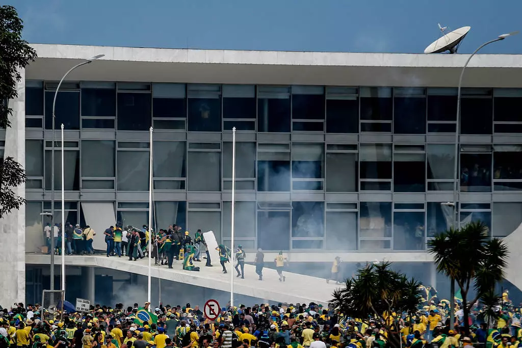 PF cumpre 10 mandados de busca e apreensão contra suspeitos do 8/1