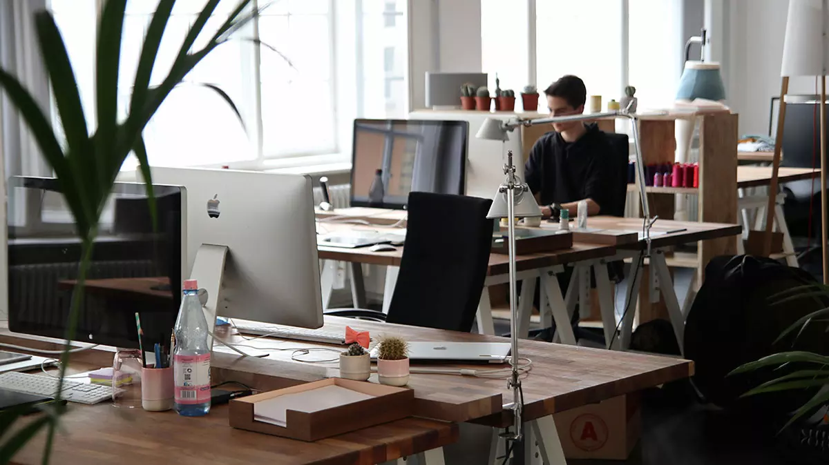 Como sentar à mesa: Guia prático para o bem-estar no escritório