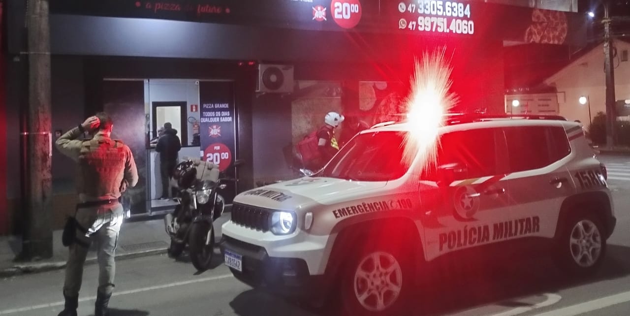 Pedido de Pizza em Jaraguá do Sul Gera Ocorrência Policial Após Cliente Receber Produto Errado e Sem Recheio