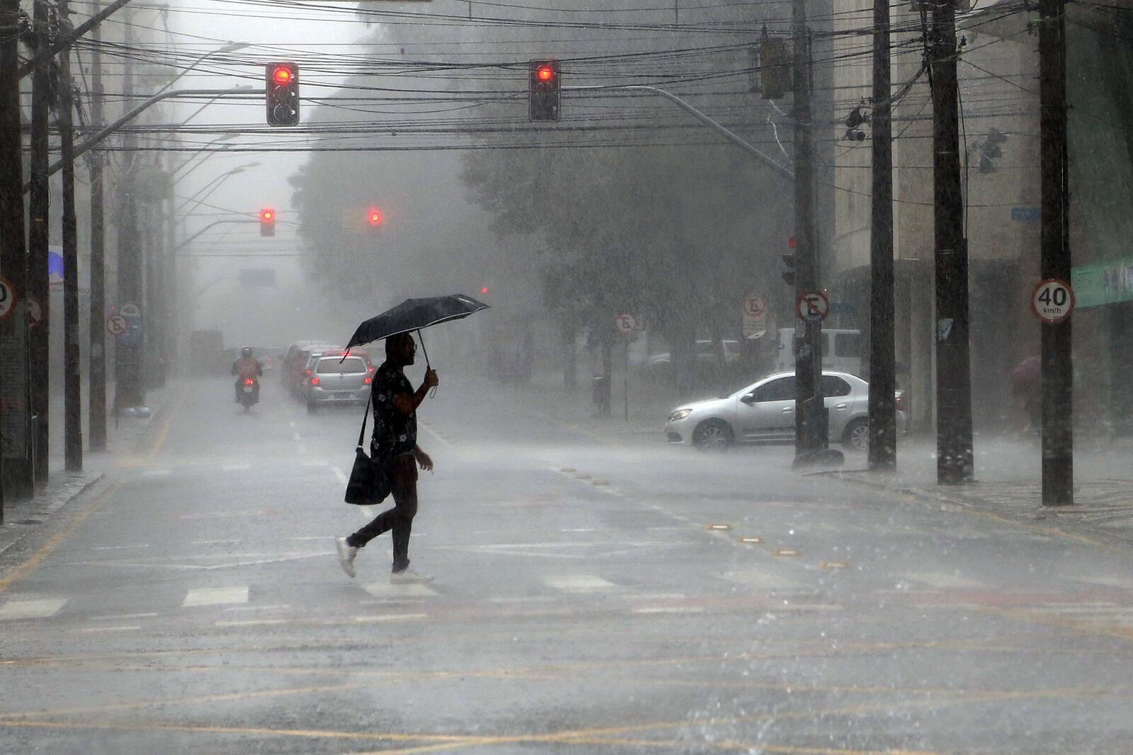 Frente fria traz risco de chuvas intensas, alagamentos e deslizamentos em Santa Catarina