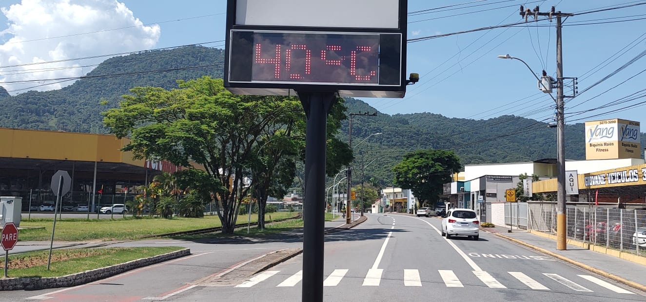 Sol traz calor intenso e alerta de temporais para o norte catarinense