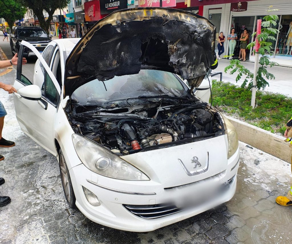 Carro pega fogo no Calçadão de Jaraguá do Sul