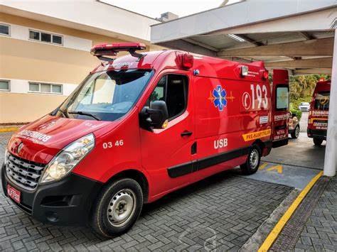 Motociclista de 20 anos fica ferido em colisão no Centro de Jaraguá do Sul