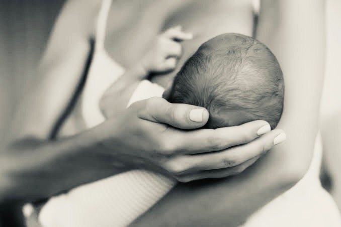 Fatalidade em SC: Bebê de um mês morre após parada respiratória durante amamentação