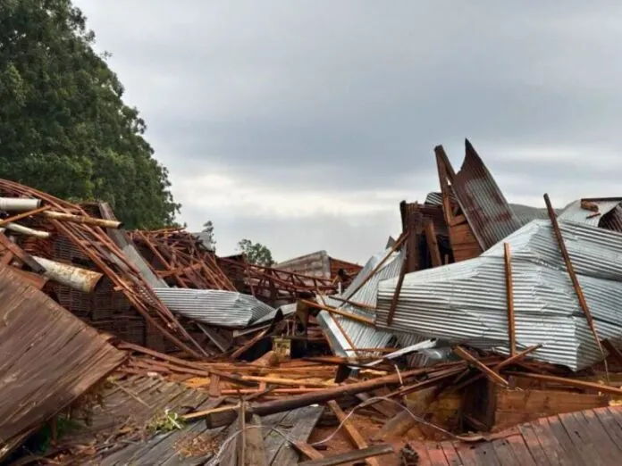 Rajadas de vento de até 100 km/h causam destruição em Santa Catarina