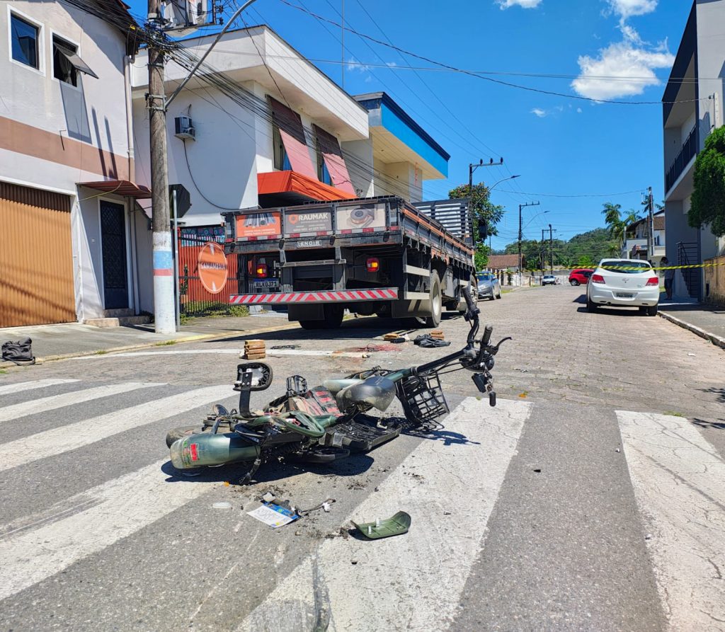 Fatalidade em Guaramirim: Mulher morre em colisão entre caminhão e bicicleta elétrica